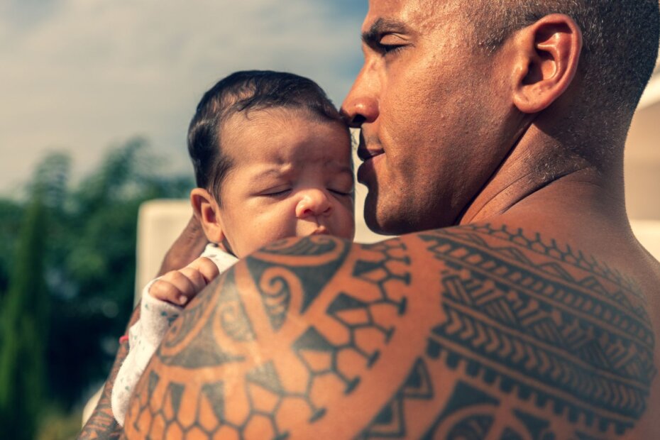 Sniff-Newborn-Baby-head-HEX-Sniffing-father